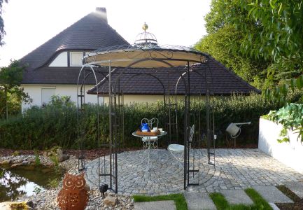 Überdachter Hinterhof aus Pflatersteinen