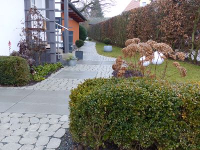 Gepflasterter Weg, der durch den Garten führt