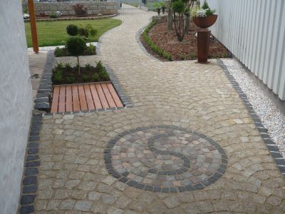 Gepflasterter Weg in den Garten
