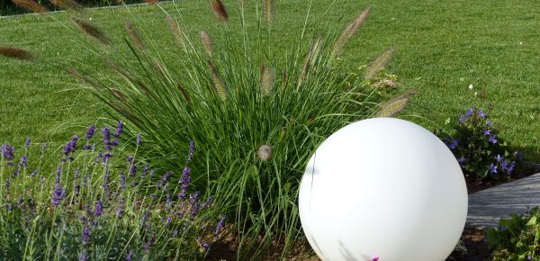 Ausgeschaltete Gartenbeleuchtung bei Tageslicht