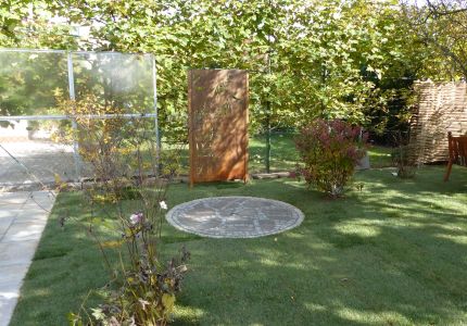 Bepflanzte Gartenanlage mit Rollrasen
