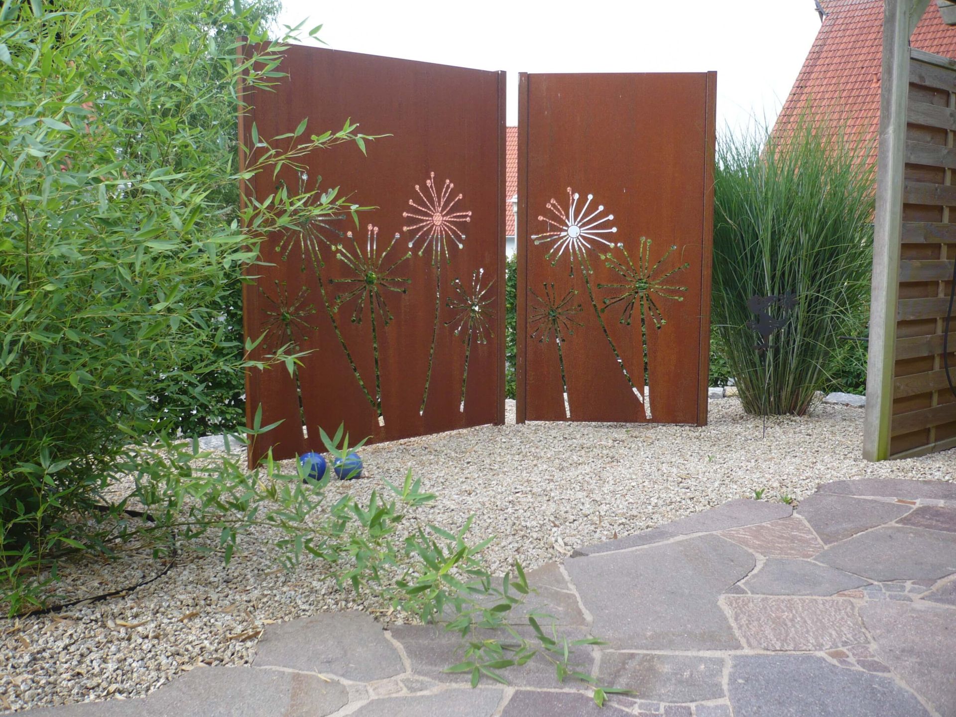 Garten Sichtschutz im Rost-Look mit Muster