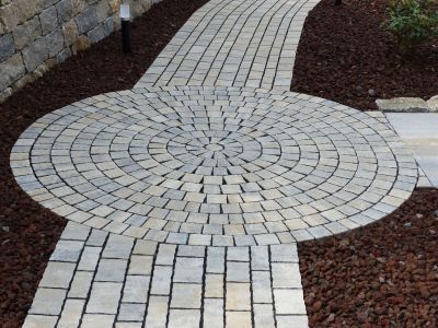 Gepflasterter Weg in Mitten eines Steingartens