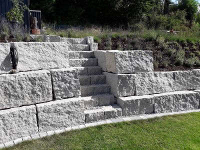 Hangbefestigung aus Steinmauern mit Treppe